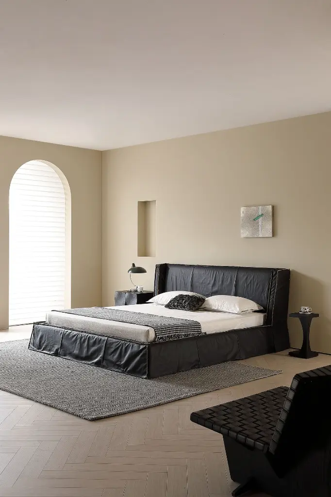 方尊床 1800 黑色真皮、鼓墩边几 黑色、涟漪柜 雅黑色 9.webp