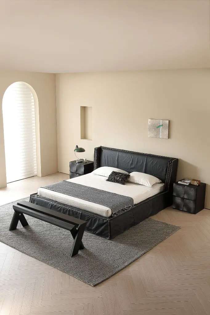 方尊床 1800 黑色真皮、鼓墩边几 黑色、涟漪柜 雅黑色 、木木长凳 黑色.webp