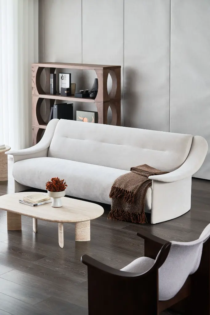 晓园沙发 2200 牡蛎色 皮革、玲珑洞石茶几 1200、晓园陈列架 1350 胡桃色、晓园休闲椅 胡桃色 布艺2.webp