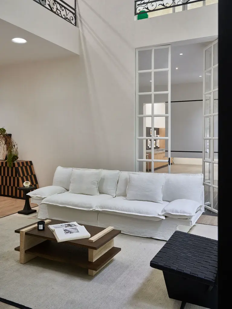 一方沙发 棉麻 素白色 3.08m、纵横茶几 胡桃色、鼓墩边几.webp