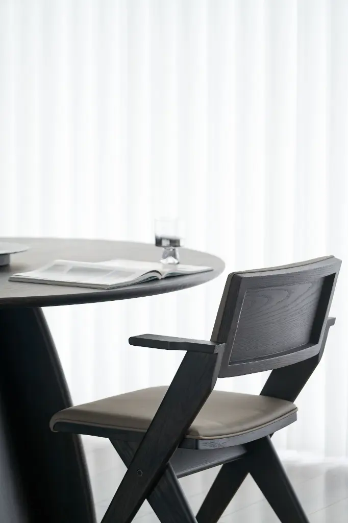 味知椅 墨骊色 皮革6、玲珑大圆桌 1200 墨骊色1 (小图).webp