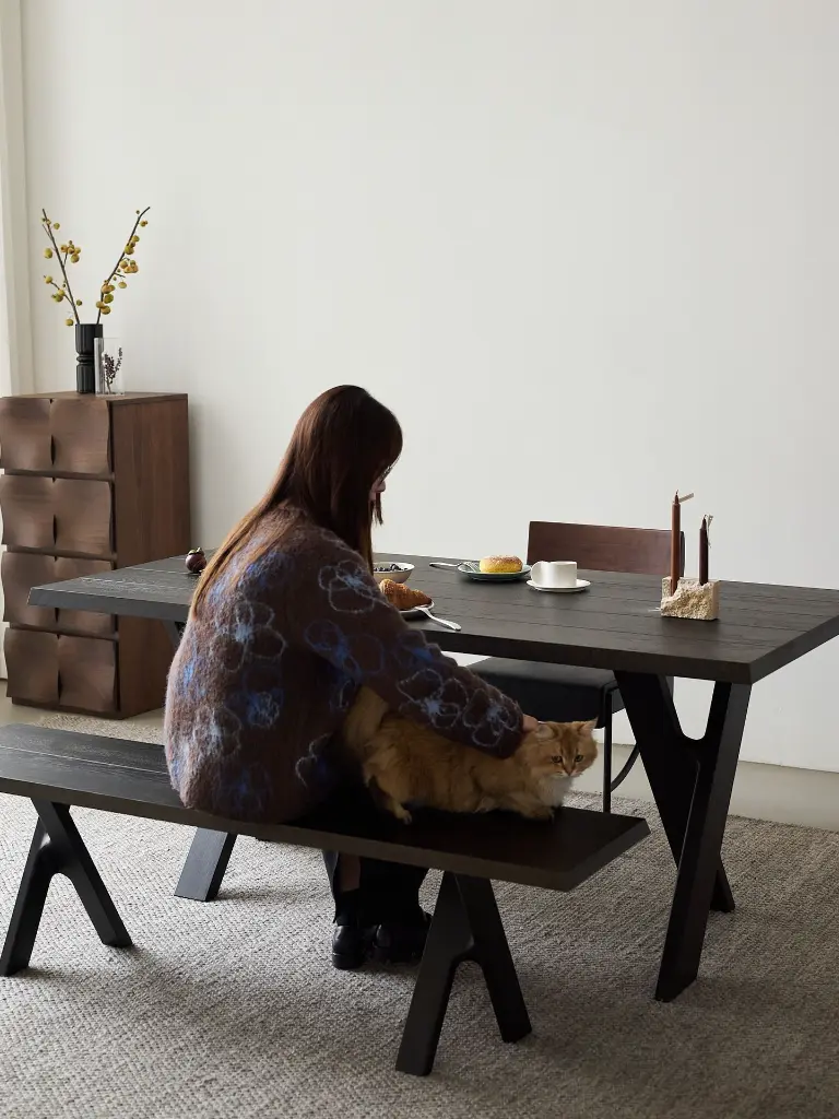 徐行长桌 1.8m 墨骊色、徐行长凳 1.6m 墨骊色、知竹椅 胡桃木 雅黑色、涟漪柜 胡桃色 单体x2.webp