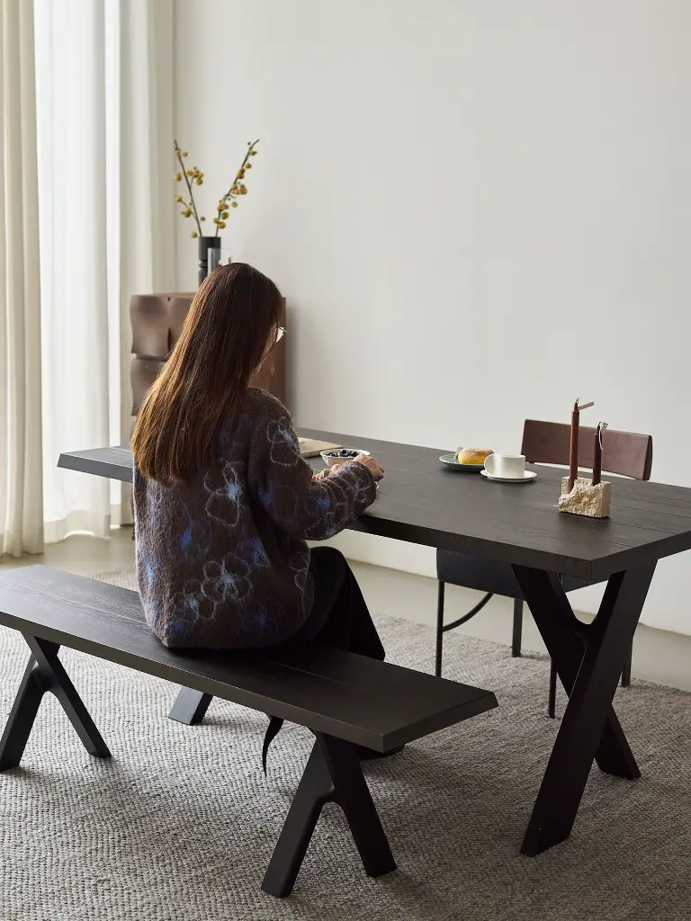 徐行长桌 1.8m 墨骊色、徐行长凳 1.6m 墨骊色、涟漪柜 胡桃色 单体x2、知竹椅 胡桃木 雅黑色  (7).webp