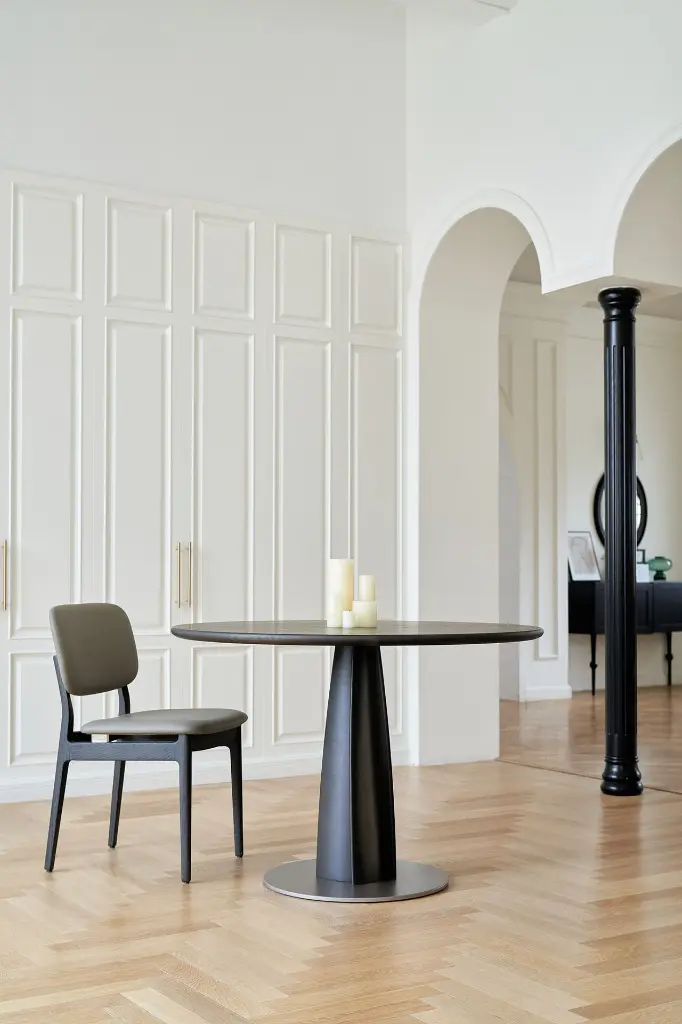 玲珑小圆桌 1100 墨骊色、味知椅 皮革 墨骊色4.webp