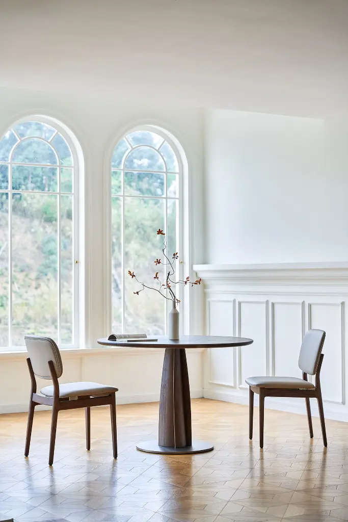 玲珑小圆桌 1100 胡桃色、悬亭椅 皮革 胡桃色5.webp